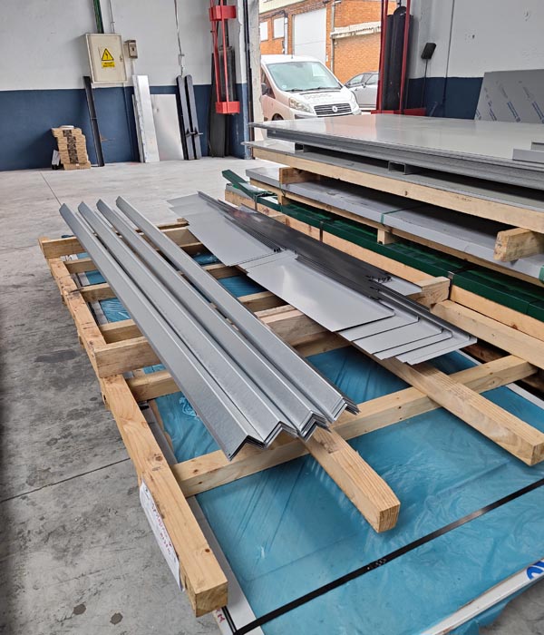Remates laterales fachada acero galvanizado